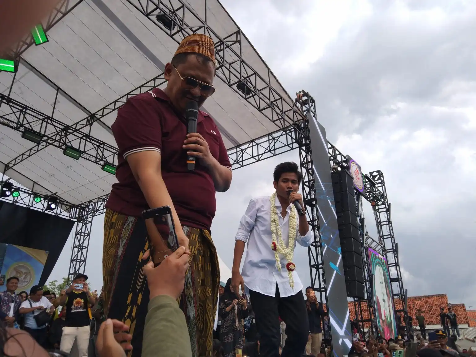 Konser Valen di Pamekasan Dipadati Ribuan Penonton, Kumpulkan Rp1,1 Miliar untuk Aceh-Sumatra 