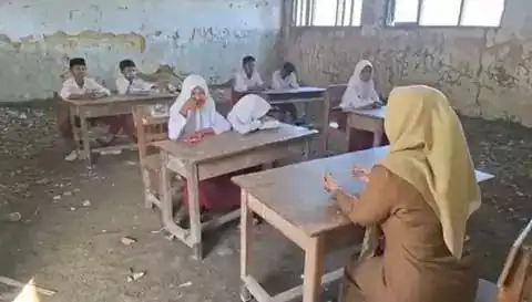 Ruang Kelas SDN di Bangkalan Berlantai Tanah, Siswa: Biasanya Bangku Ada Debu