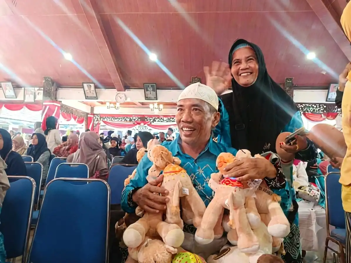 Gendong 15 Boneka Unta dari Arab Saudi, Jemaah Haji Asal Sampang Curi Perhatian