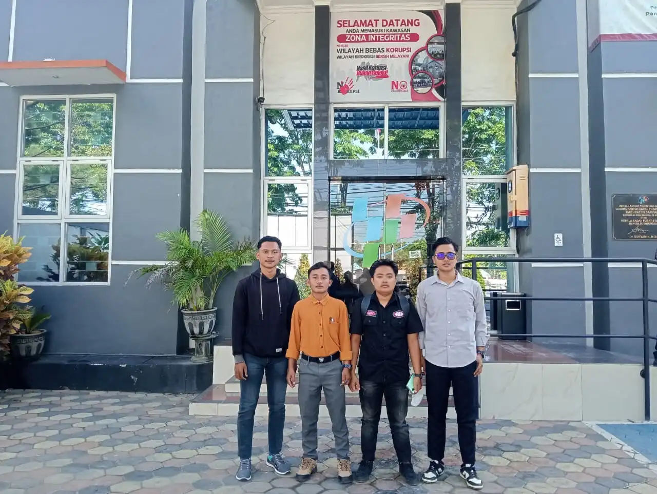 Mahasiswa Ancam Laporkan Kepala BPS Sampang ke Pusat