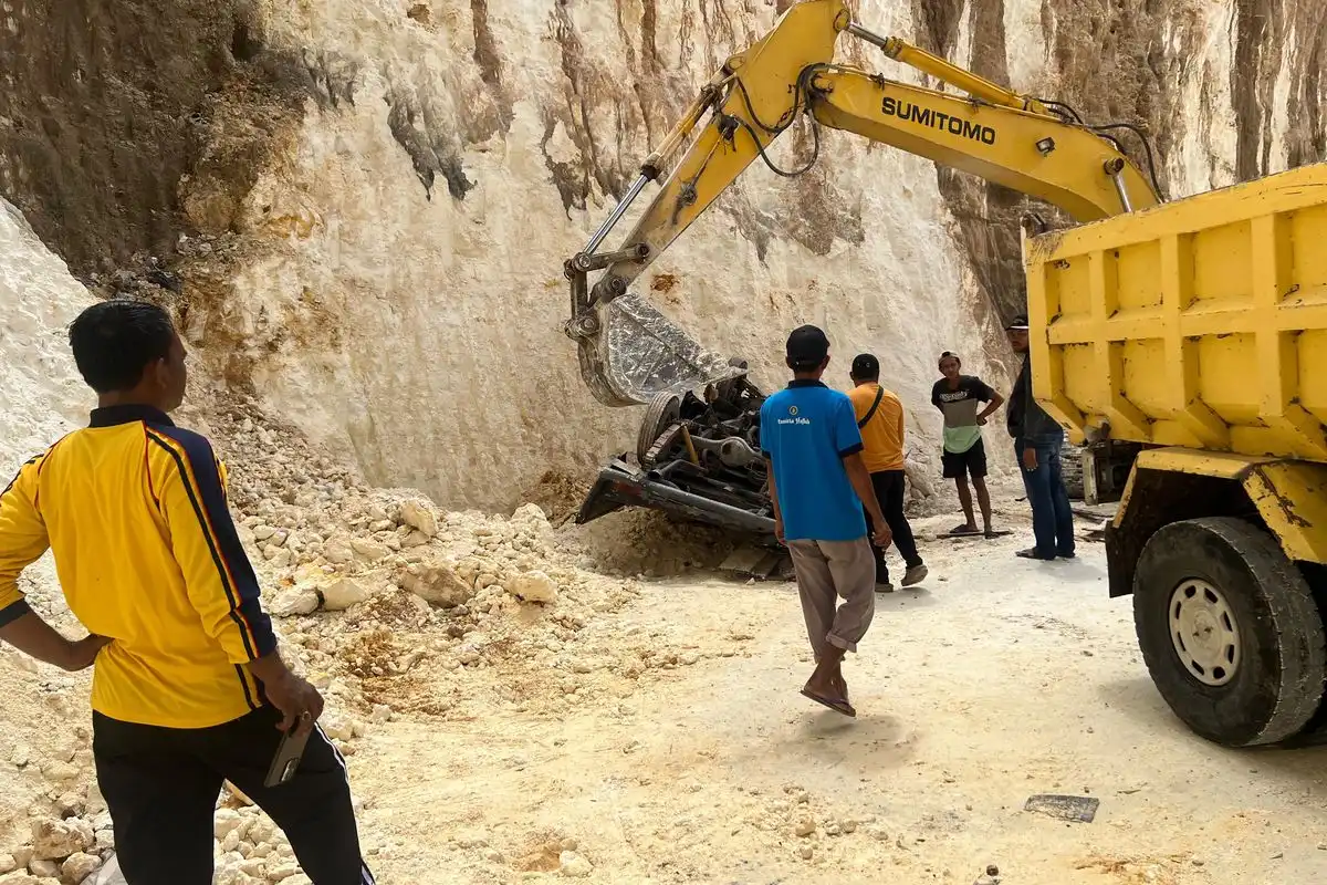 Mobil Pikap Terperosok ke Lubang Bekas Galian C di Sumenep, 1 Orang Meninggal Dunia