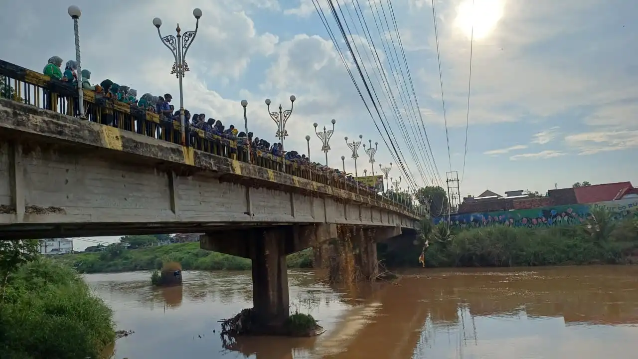 Peringati Hari Bumi, Pertamina Patra Niaga FT Madiun Tuang Ratusan Liter Eco-Enzyme di Sungai Bengawan Solo