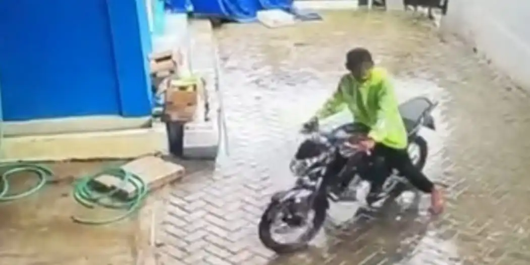 Terekam CCTV, Motor Karyawan MBG Digondol Maling