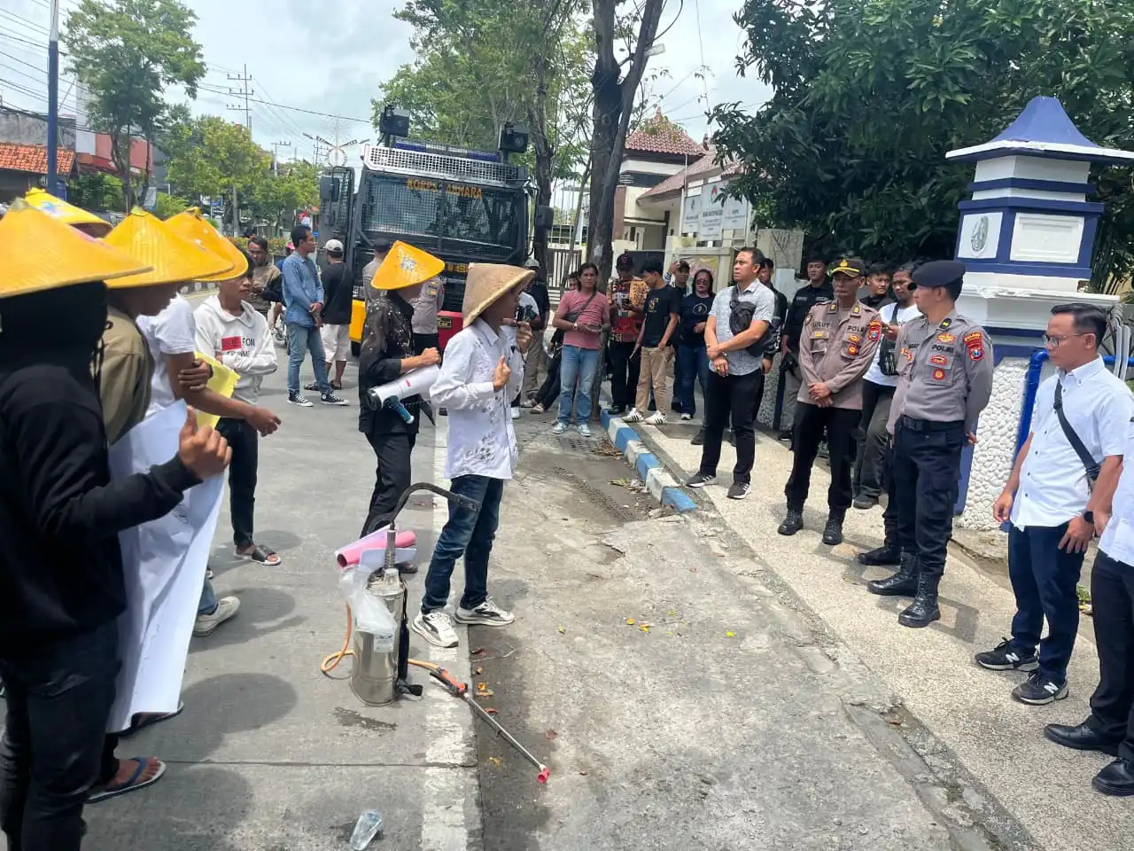 Massa Geruduk Disperta KP Sampang, Desak Kadis Mundur Buntut Hilangnya Aset Negara