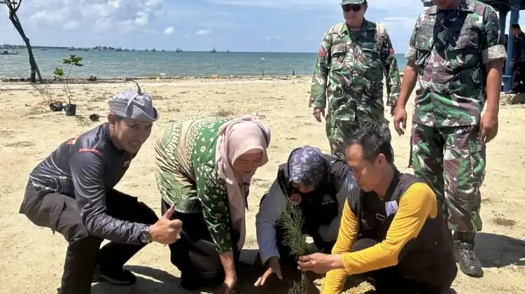 Peringati Hari Bumi 2026, Penyandang Disabilitas Sampang Hijaukan Pesisir Camplong