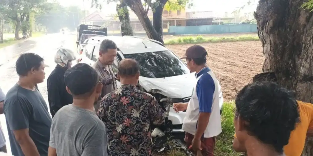 Mobil Suzuki Hantam Pohon di Sumenep, Diduga Sopir Ngantuk