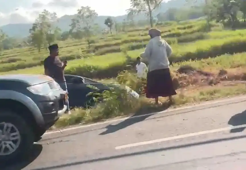 Kecelakaan Tunggal di Sampang, Mobil Innova Nyemplung ke Sawah