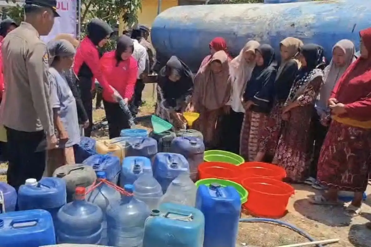 4 Bulan Kekeringan, Polisi Bantu Warga Bangkalan Kirim Air Bersih
