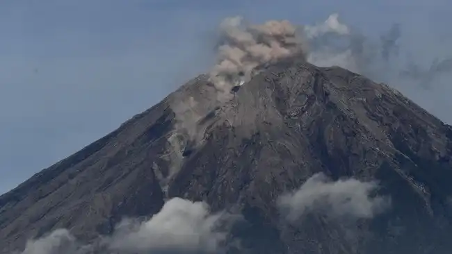 Gunung Semeru Erupsi Empat Kali, Warga Dengarkan Gemuruh Kuat