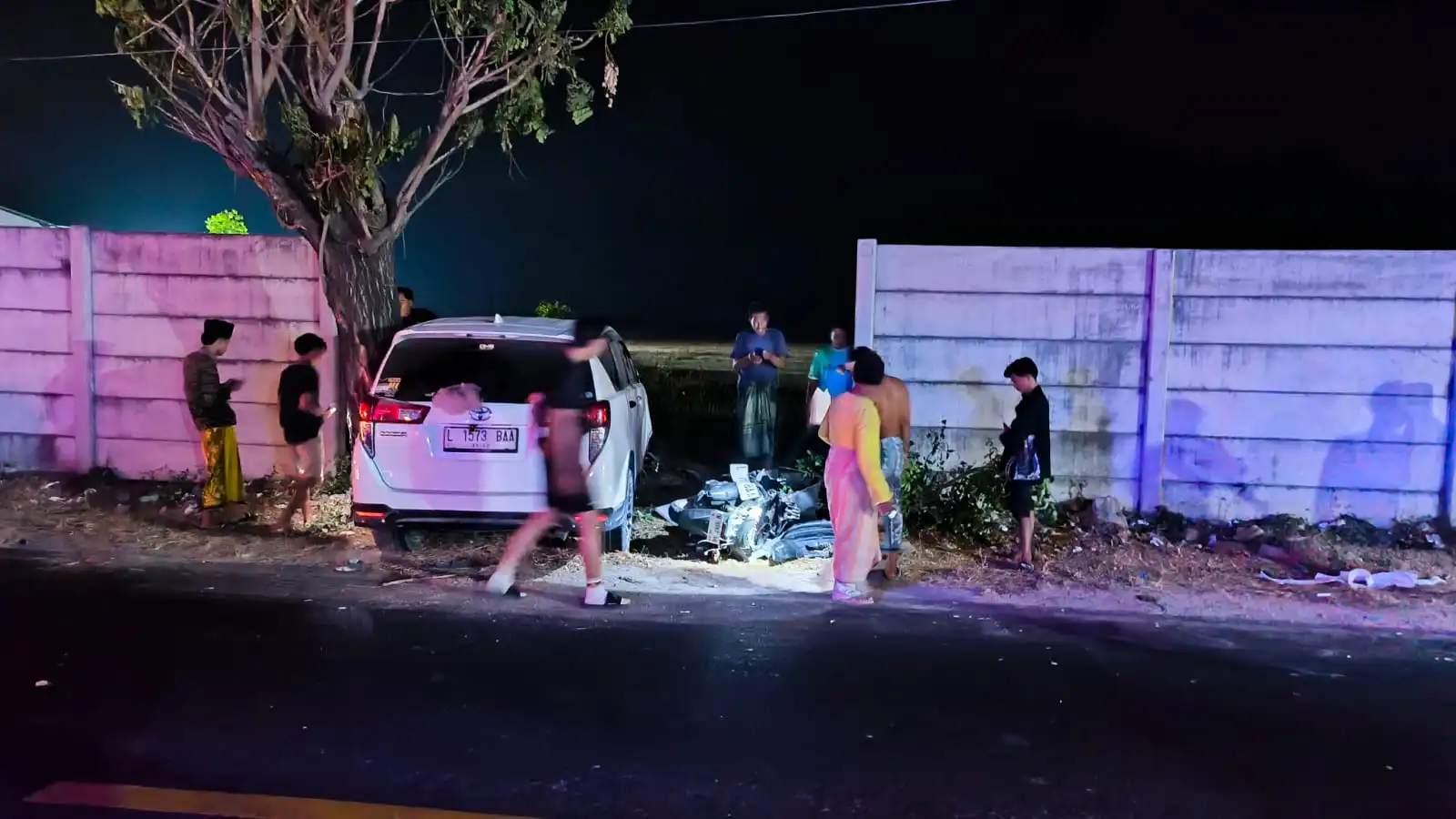 Kecelakaan Innova Vs N-Max di Jalan Raya Camplong Sampang, 3 Orang Dilarikan ke RSUD