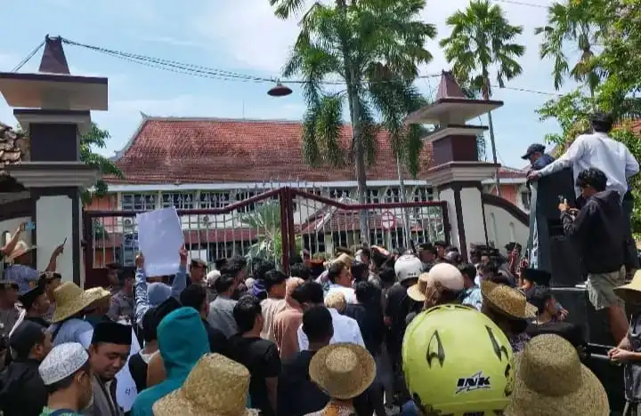 Demo Kantor Bupati Pamekasan, AMP3 Soroti Pemerataan Pembangunan Hingga Gift DA7 untuk Valen.