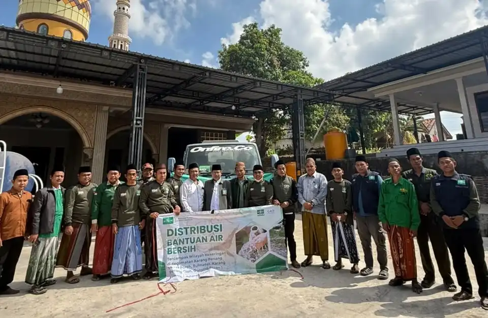 PCNU Sampang Salurkan Air Bersih ke 4 Desa Terdampak Kekeringan di Karang Penang
