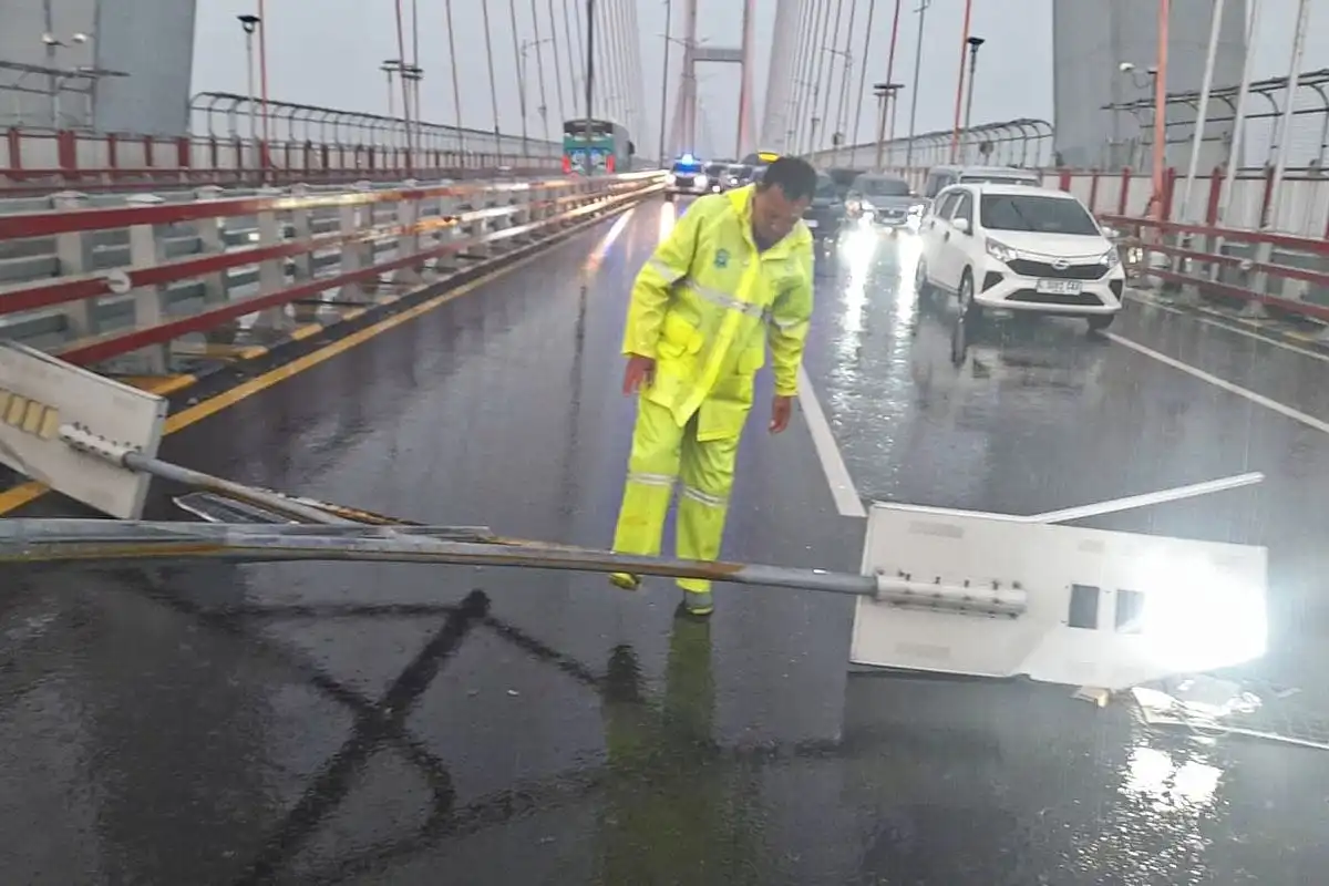 Akibat Hujan dan Angin Kencang, Tiang PJU di Jembatan Suramadu Ambruk 