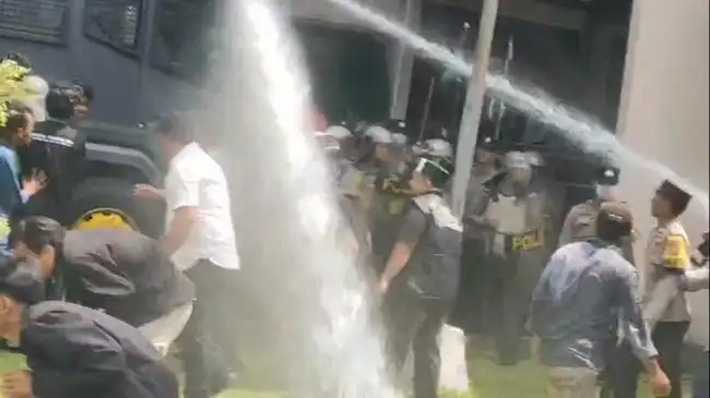 Demo Tagih Janji Bupati Bangkalan Ricuh, Polisi Semprot Massa dengan Water Cannon