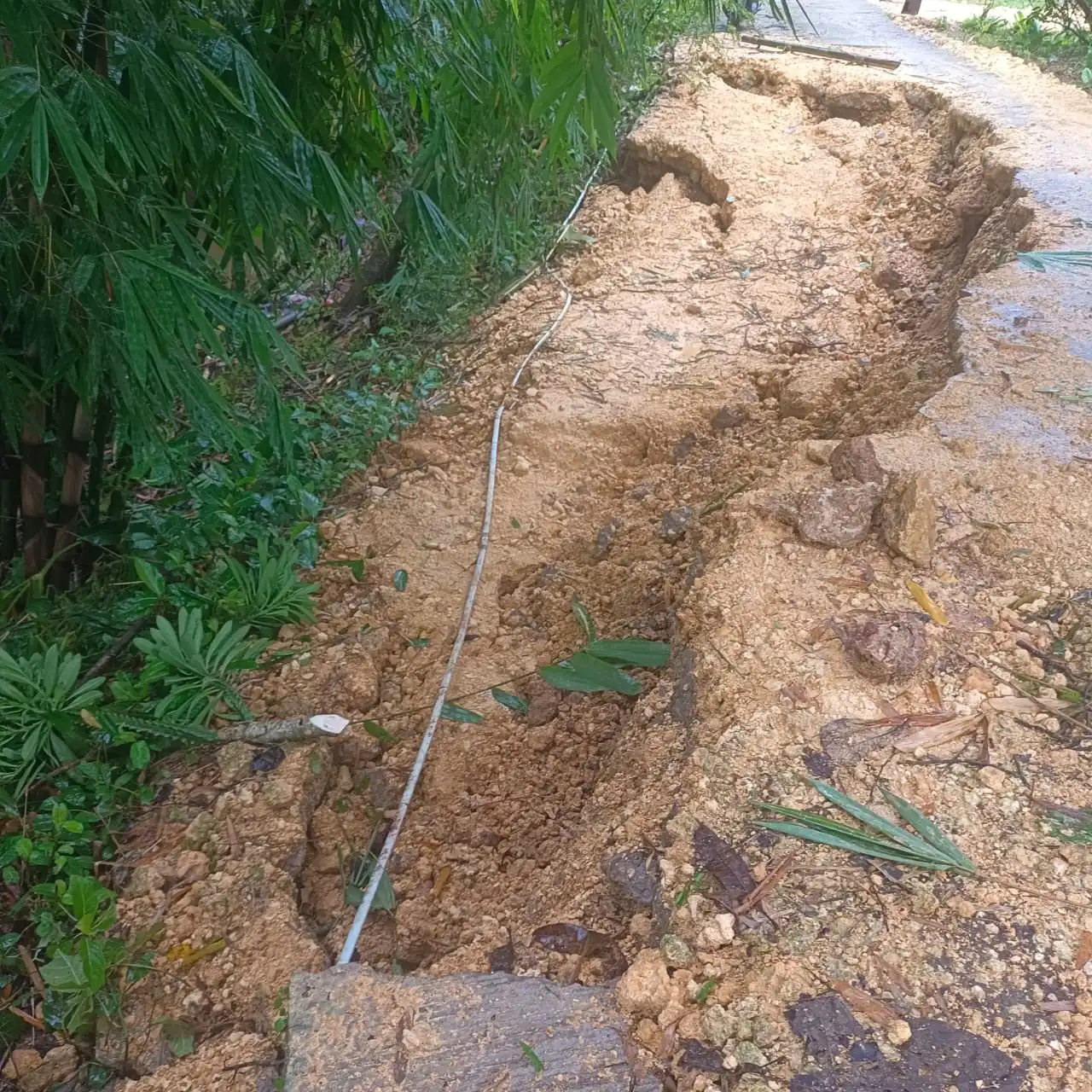 Diguyur Hujan Lebat, Jalan di Karang Penang Sampang Amblas