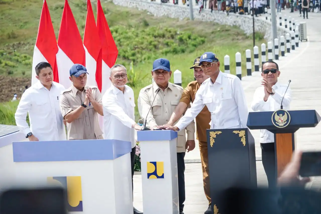 Kunjungi Sampang, Prabowo Resmikan Inpres Jalan Daerah 1.151 KM Seluruh Indonesia