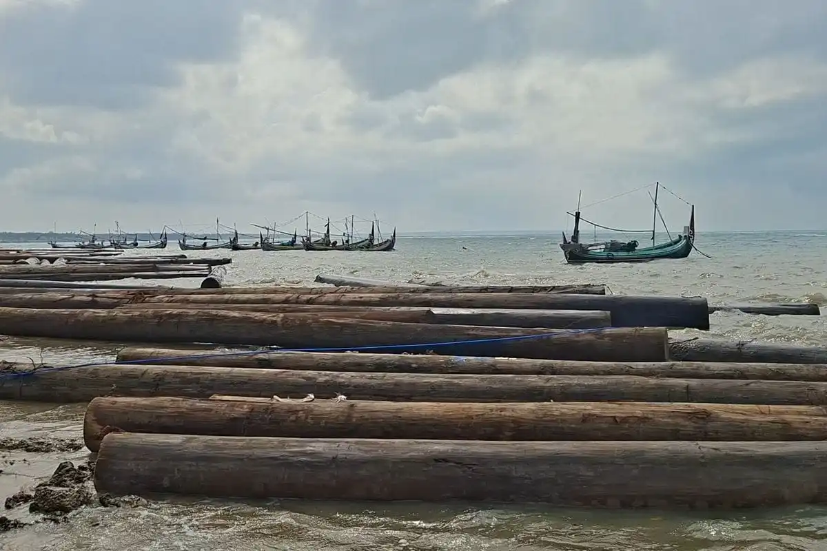 Terkendala Cuaca, Ratusan Kayu Gelondongan di Sumenep Belum Dievakuasi