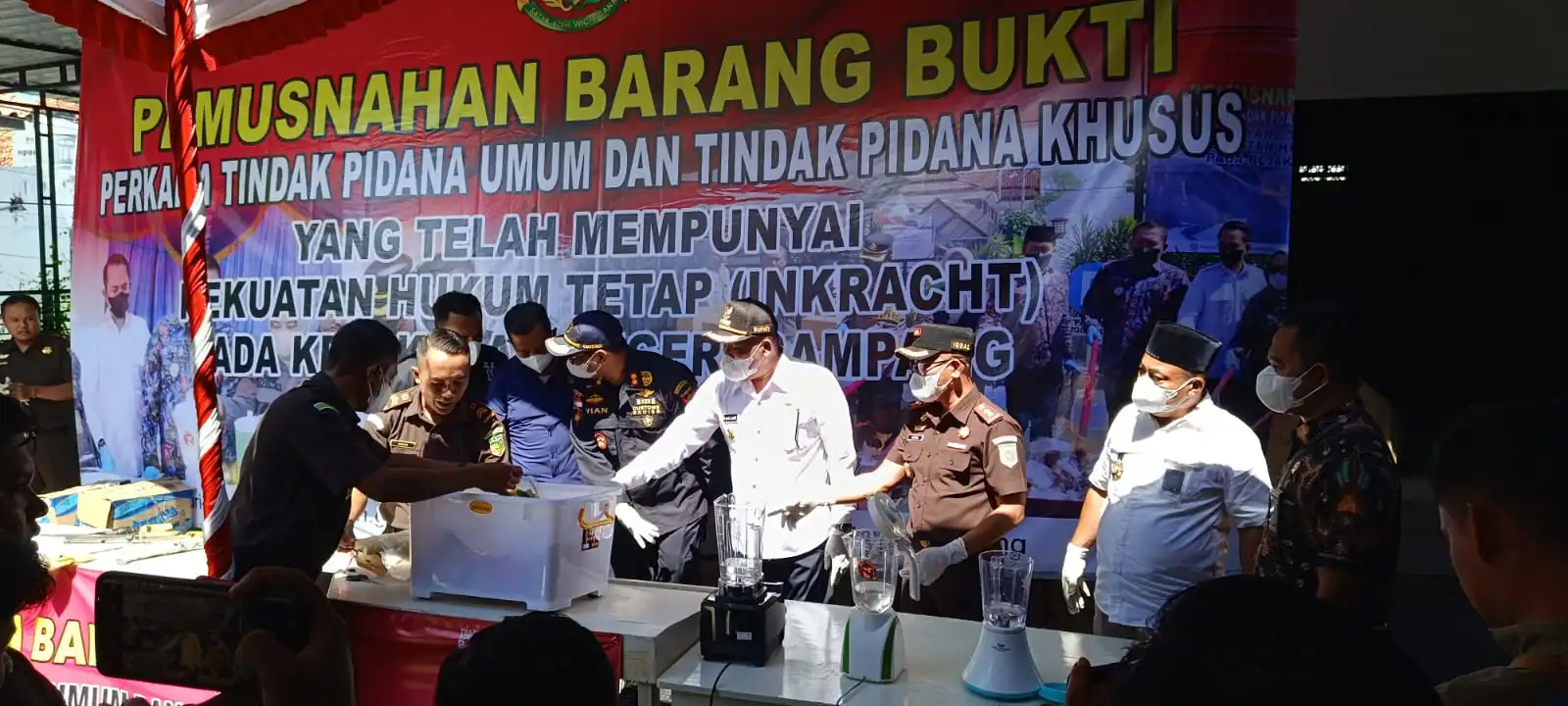 Ratusan Gram Sabu dan Rokok Ilegal di Sampang Dimusnahkan