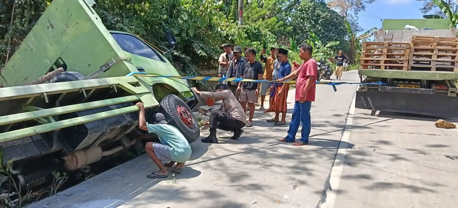 Diduga Tak Kuasai Medan, Truk Asal Surabaya Masuk Selokan di Sampang