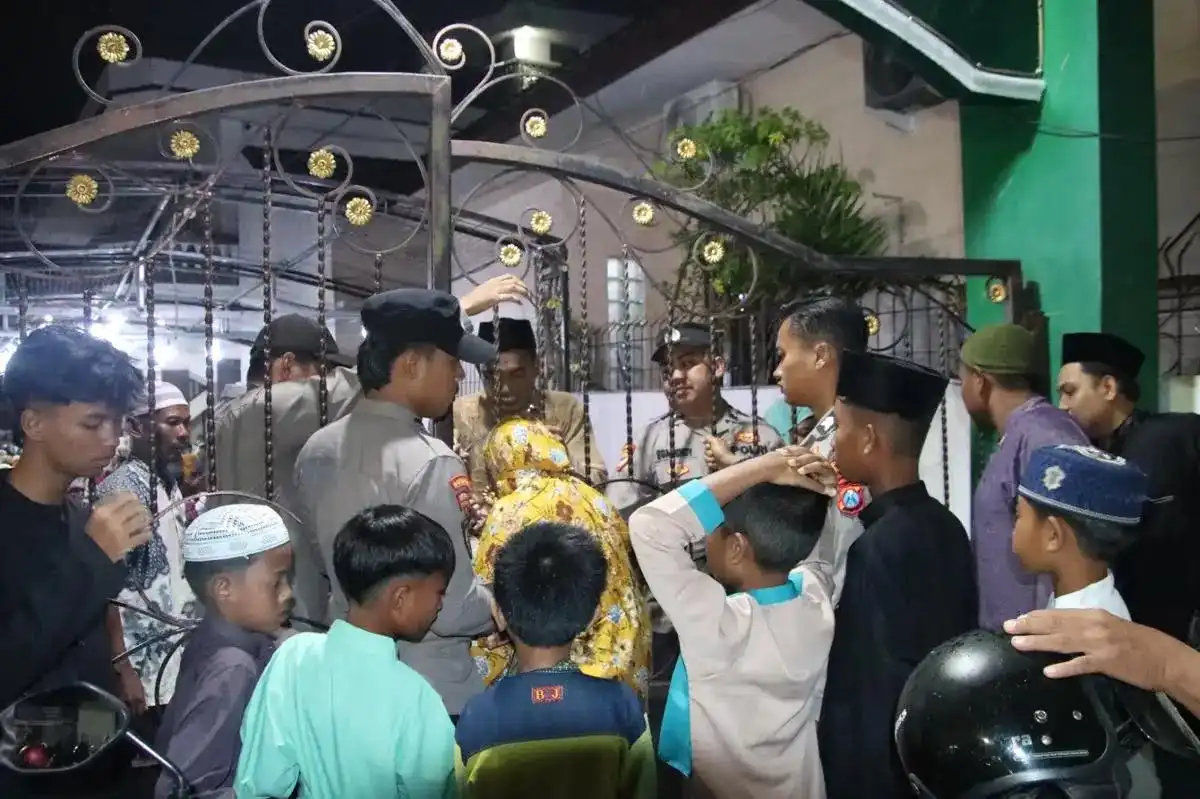 Warga Sumenep Berangkat Tarawih Sejak Siang, Ternyata Dapat Amplop Rp300 Ribu