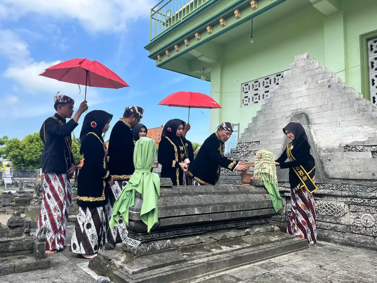 Peringati Hari Jadi ke-402, Pemkab Sampang Gelar Ziarah Leluhur di Makam Rato Ebhu