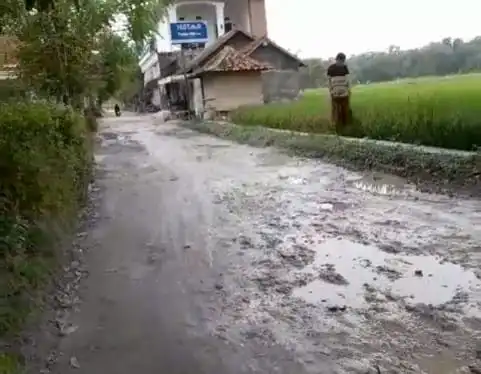 Jalan Poros Kabupaten di Sampang Rusak Parah, Picu Kecelakaan Saat Hujan