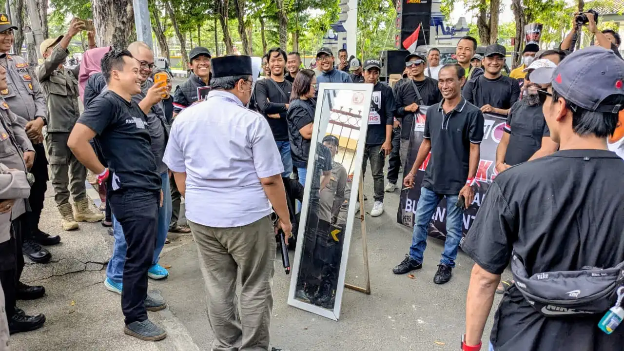 Jurnalis Sampang  Pakai Topeng Prabowo-Teddy hingga Baju Terbalik dalam Aksi Protes 'Londo Ireng'