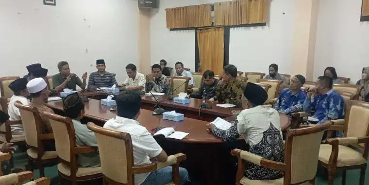 Dicoret dari Daftar Penerima Insentif, Puluhan Guru Ngaji Datangi DPRD Sampang