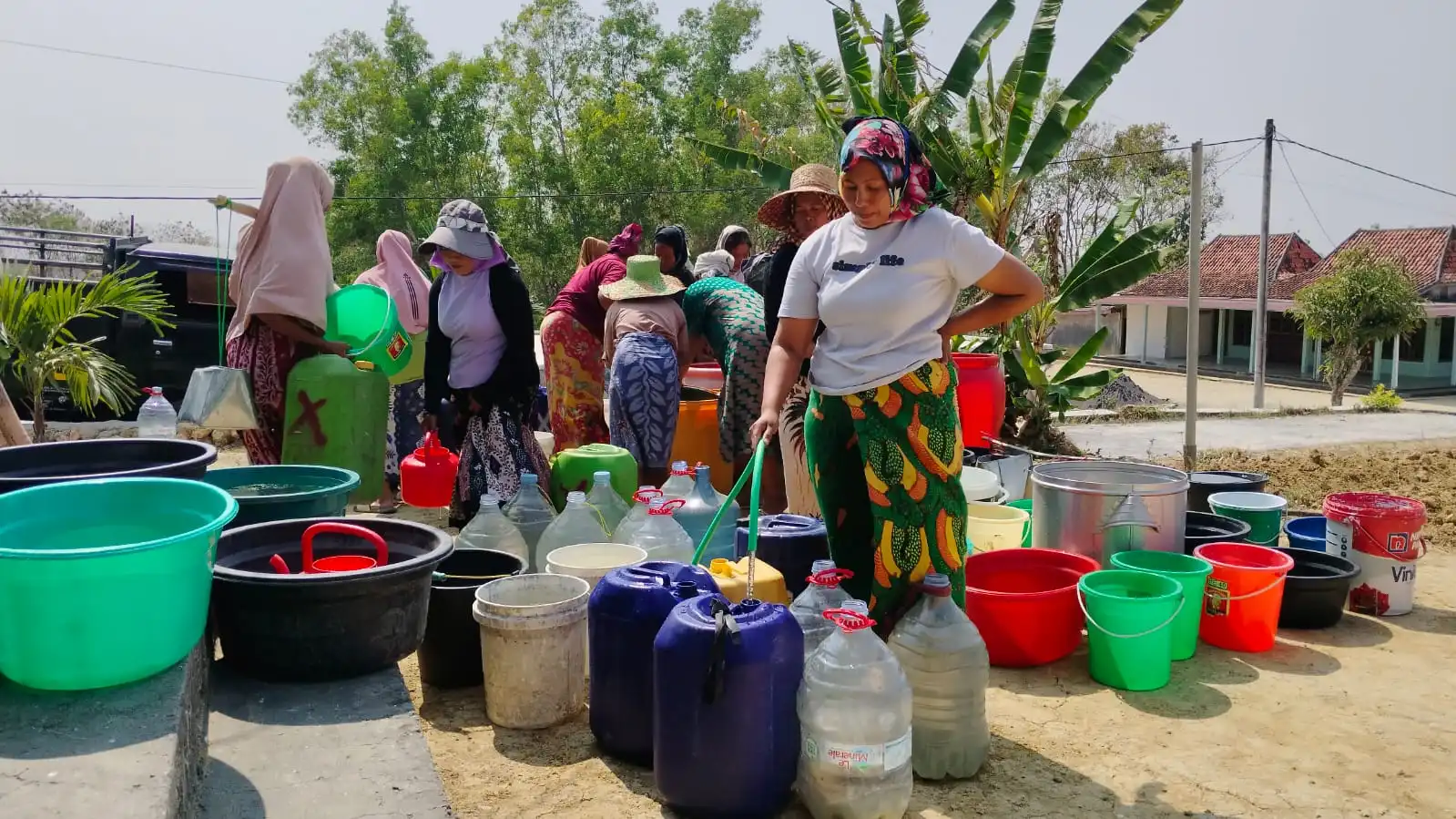 Peduli Warga Terdampak Kekeringan, Penyuluh KB Sampang Salurkan 15 Tangki Air Bersih
