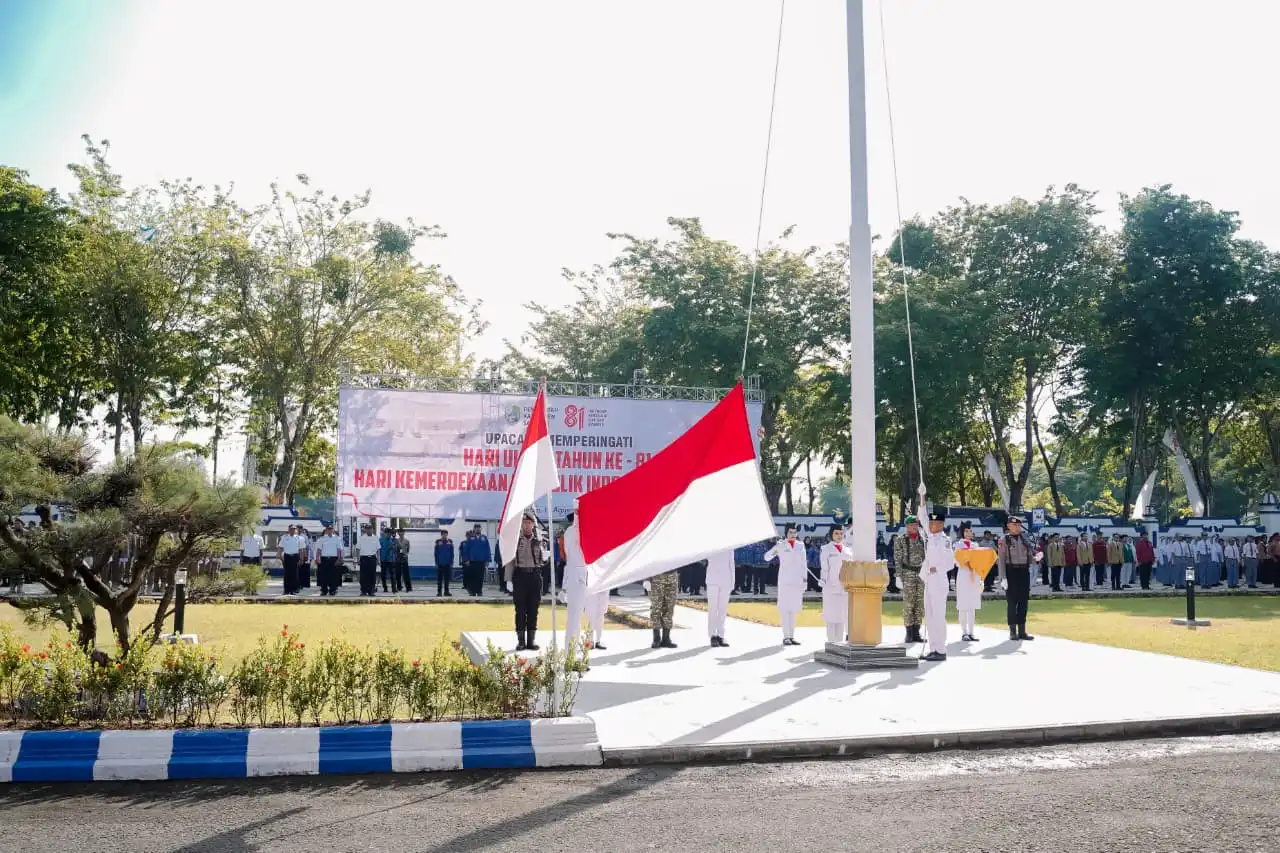 Jadi Inspektur Upacara HUT ke-81 RI, Bupati Sampang Ajak Masyarakat Tingkatkan Gotong Royong