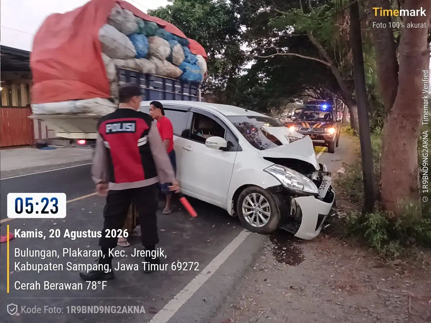 Diduga Sopir Mikrosleep, Mobil Ertiga Tabrak Tiang di Jrengik Sampang