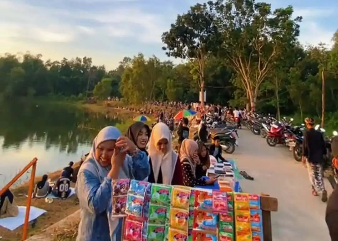 Teras Alam Waduk Klampis, Spot Senja Baru yang Viral dan Gerakkan UMKM Warga