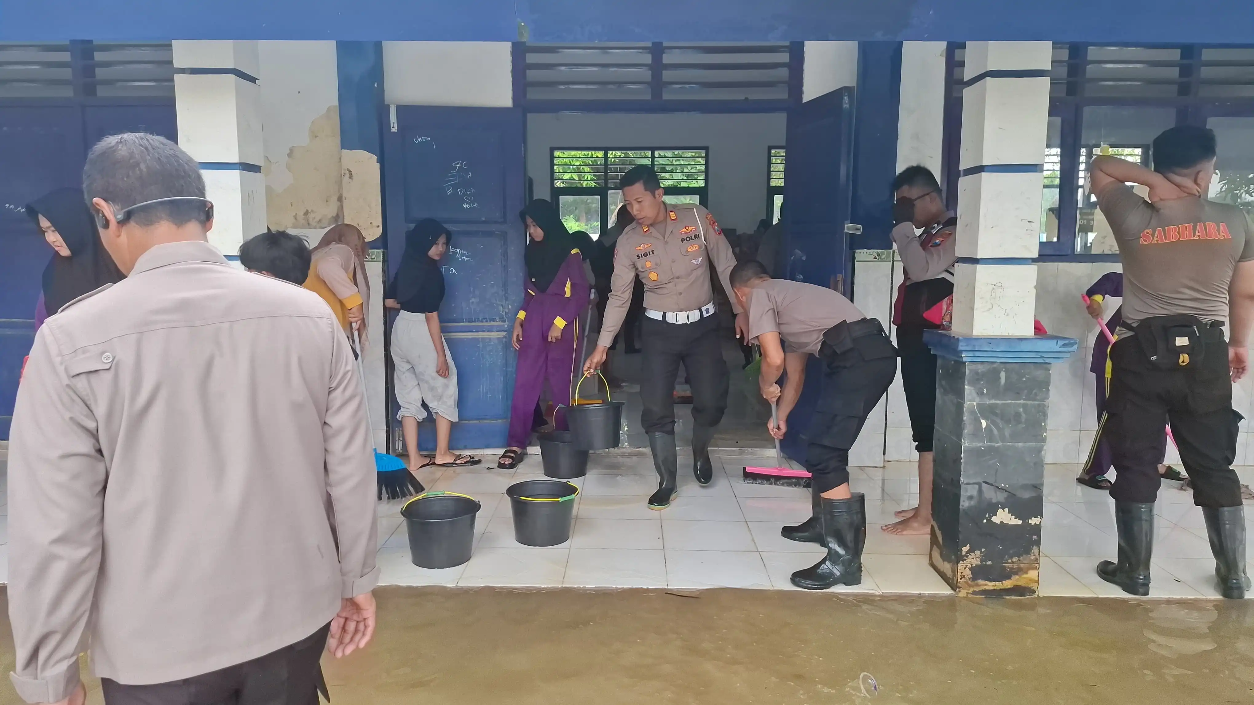 Lumpuh Akibat Banjir, Hari Pertama Masuk Sekolah di SMPN 6 Sampang Diganti Kerja Bakti