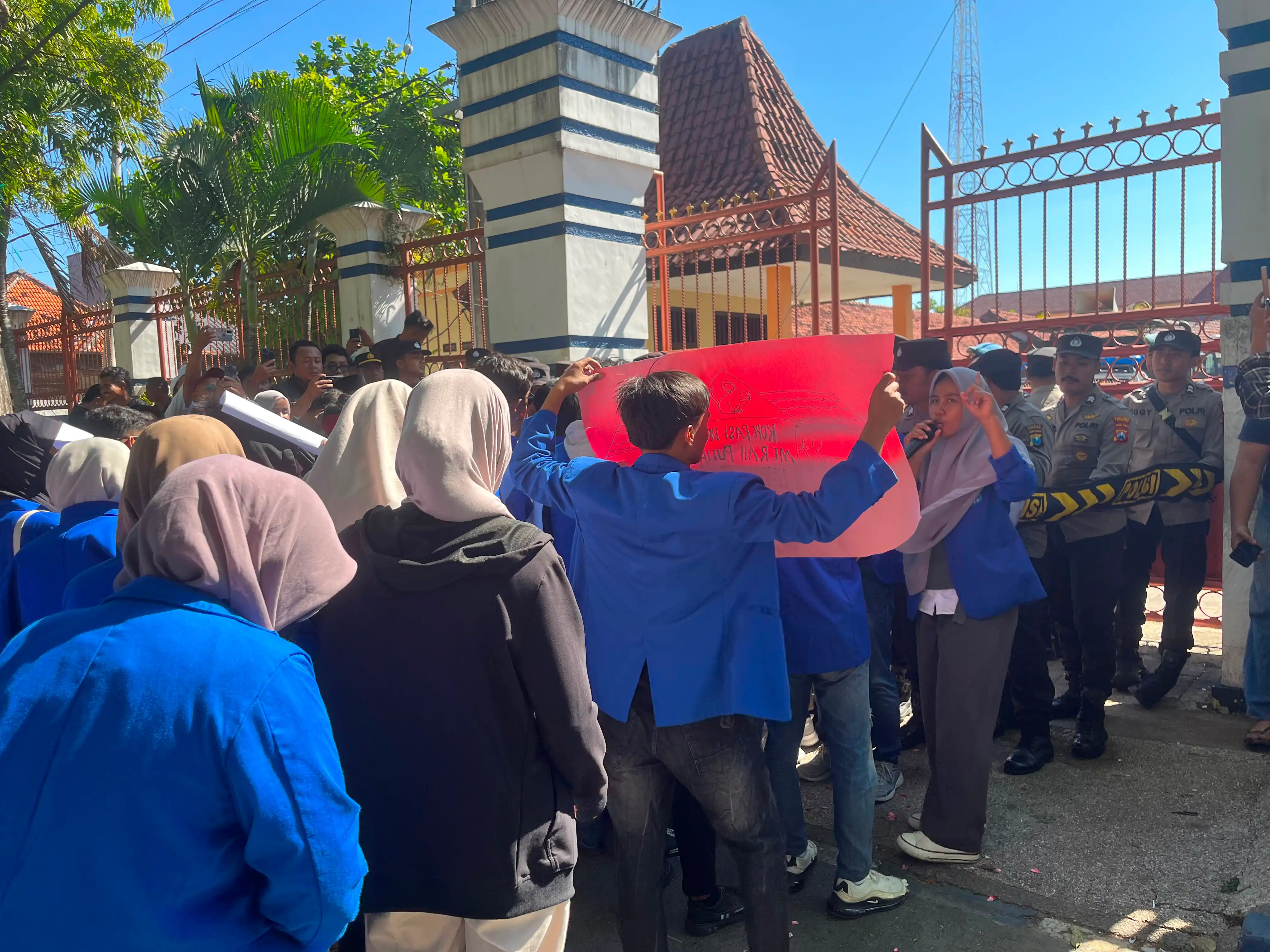 PMII Sampang Demo, Desak Evaluasi Total MBG dan Moratorium KDKMP 