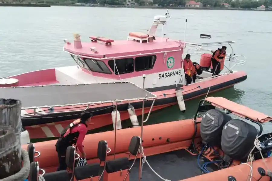 Kapal Tongkang Kandas di Perairan Giliyang Sumenep, 5 ABK Selamat