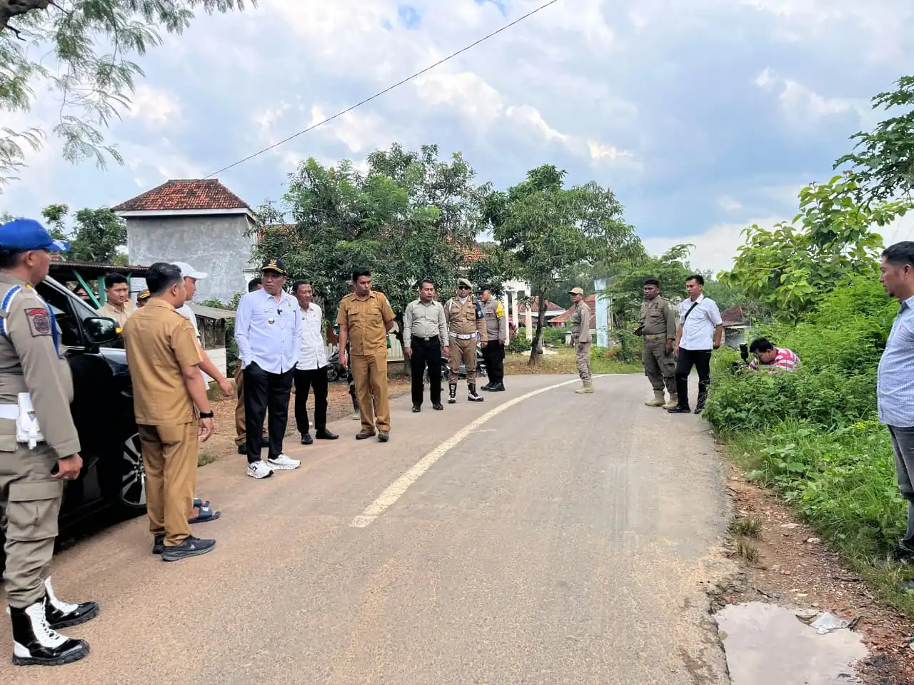 Tingkatkan Konektivitas Antar Kabupaten, Jalan Ruas Tlambah - Palengaan Mulai Dibeton