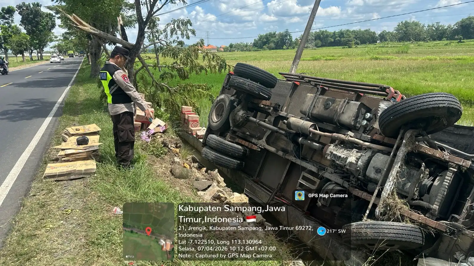 Diduga Sopir Mengantuk, Truk Terperosok ke Sawah di Sampang
