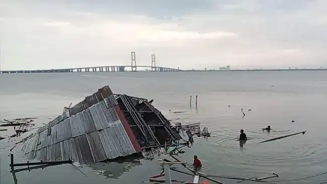  Rumah Makan di Pesisir Bangkalan Roboh Diterjang Angin Kencang Disertai Hujan 