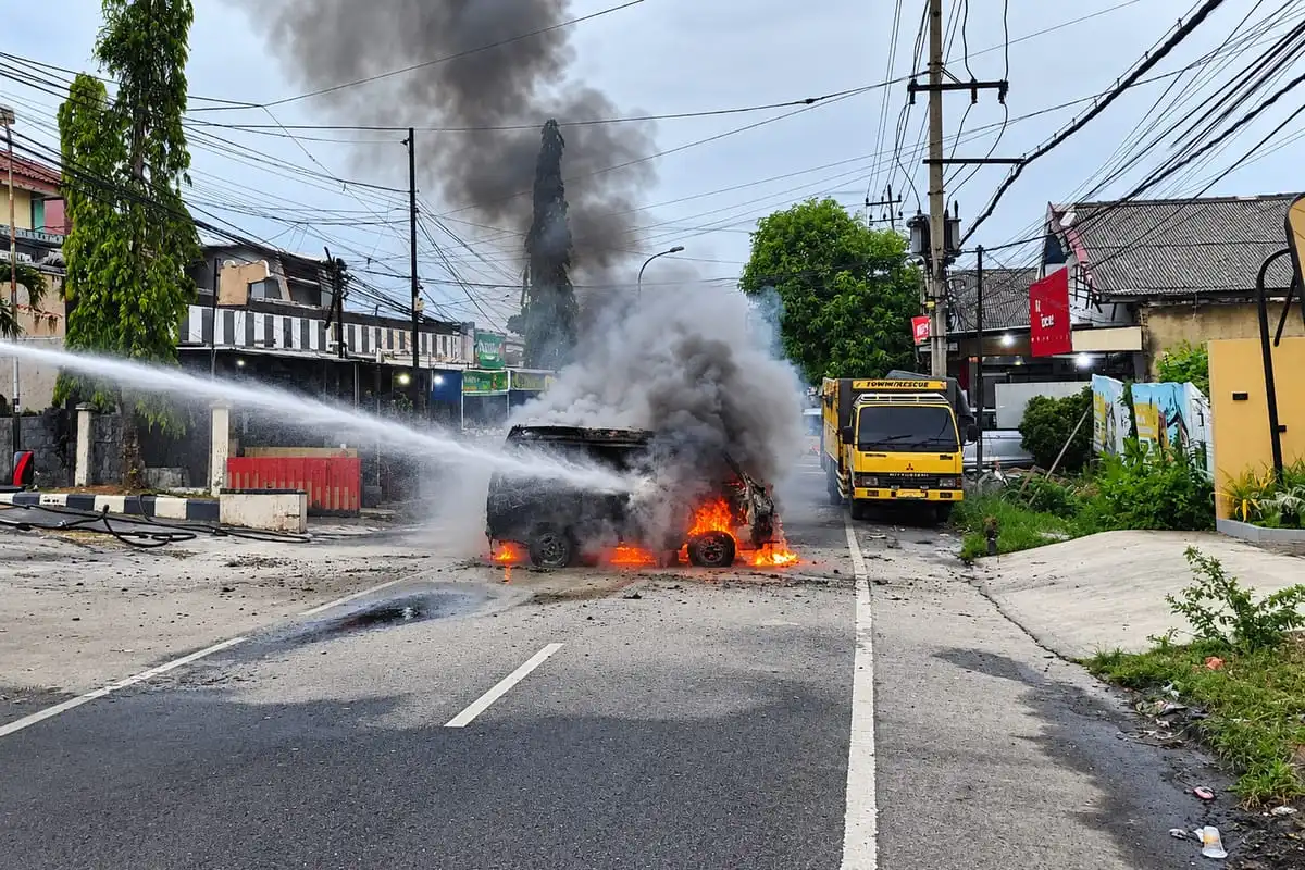 Mobil Terbakar di Pintu Keluar SPBU Pamekasan, Warga: Ada Jeriken Isi BBM