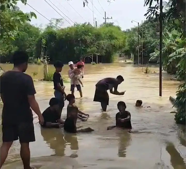 Banjir Luapan Kali Kamoning Rendam 3 Desa di Sampang, 348 KK Terdampak