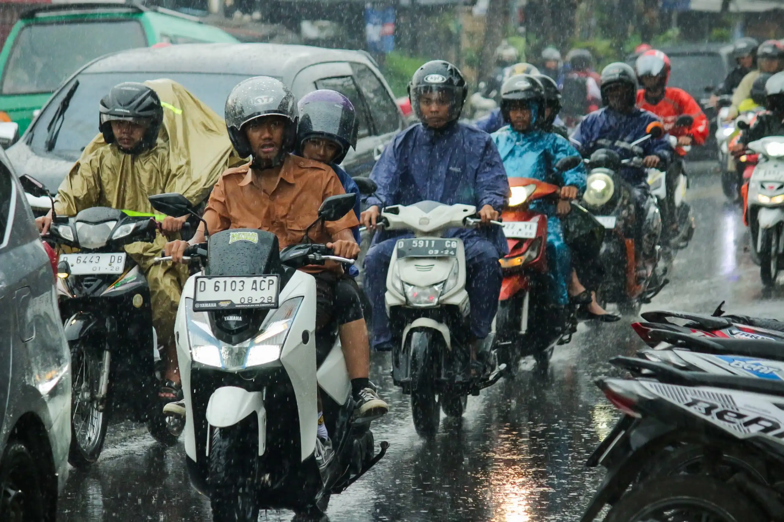 Tips Berkendara Aman Saat Hujan.