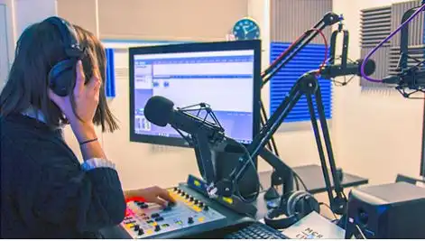 Mengapa Suara Penyiar Radio Terasa Lebih Akrab dari Tetangga