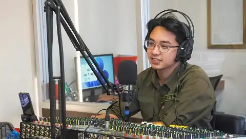 Di Balik Siaran Radio: Fakta Profesi Penyiar yang Ternyata Nggak Sekadar Ngobrol