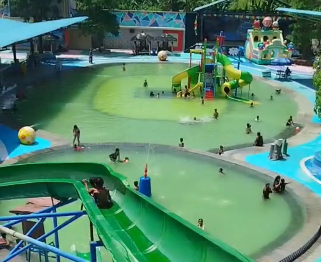 Pengunjung Sampang Waterpark Keluhkan Air Kolam Berwarna Hijau