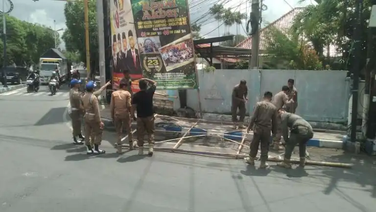 Langgar Aturan, Satpol PP Sampang Copot Paksa Baliho Liar dan Kedaluwarsa