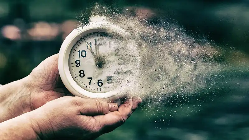 Waktu Terasa Cepat Berlalu? Ini Alasan Psikologis dan Cara Mengatasinya di Era Digital