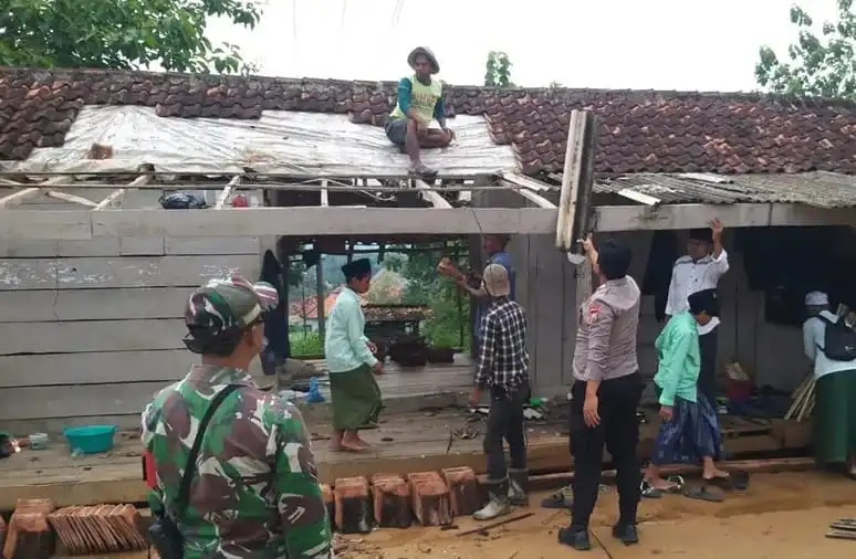 Angin Puting Beliung Terjang Sumenep, Atap Pesantren dan Rumah Warga Rusak