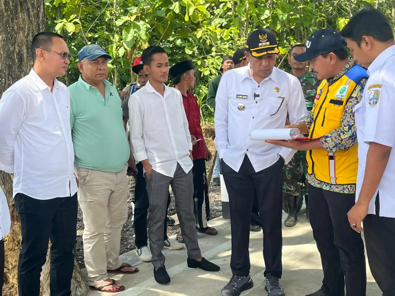 Tinjau Proyek Pembangunan Jalan Poros Kedungdung- Bringkoning, Bupati Sampang: Hasilnya Sangat Memuaskan