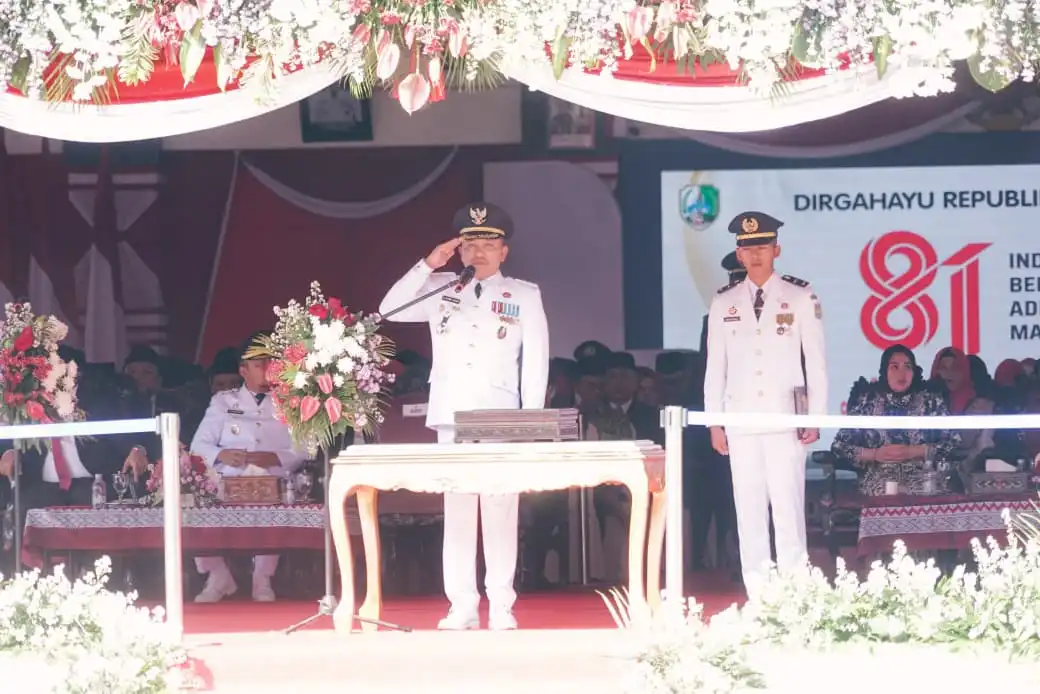 Jadi Inspektur Upacara HUT ke-81 RI, Bupati Sampang Ajak Masyarakat Tingkatkan Gotong Royong