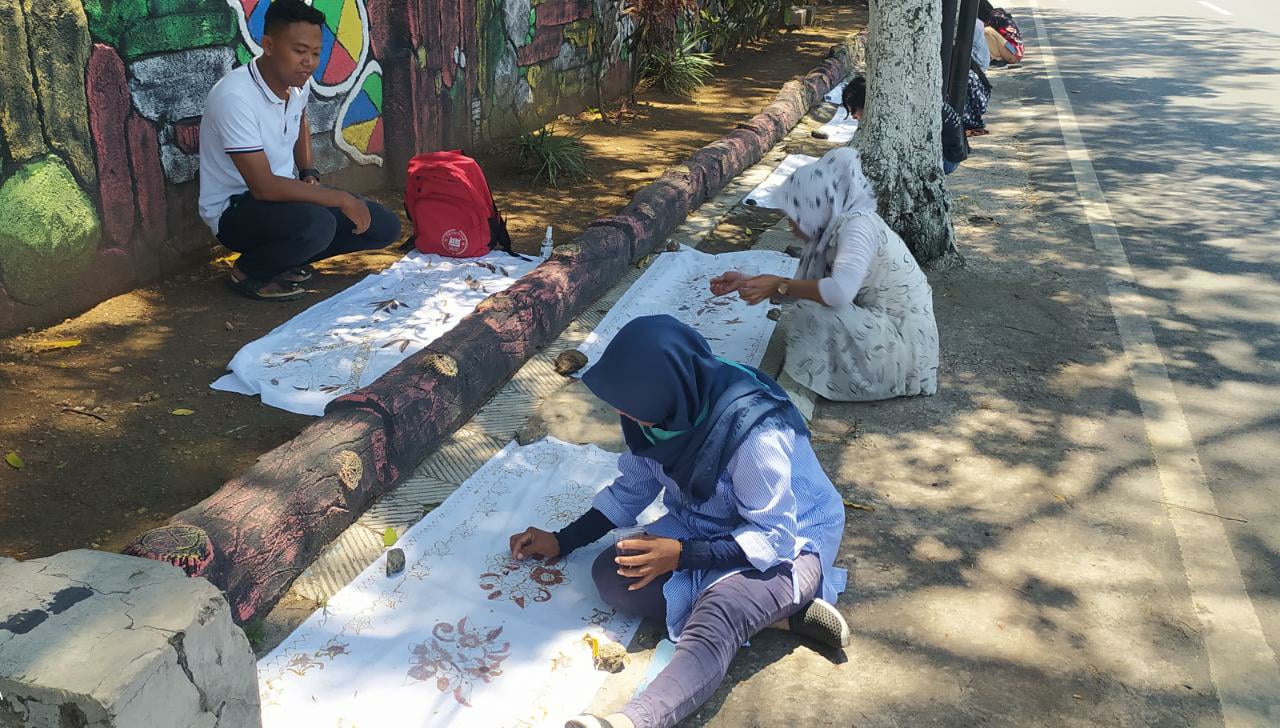 Antusias, Peserta Pelatihan Membatik Rela Belajar di Emperen Jalan